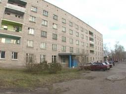 Общее количество мест для проживания обучающихся – 240.
Количество жилых комнат - 96.
Площадь комнат 17 м2 и 12,5 м2. В комнатах проживают 3 и 2 человека. 
Каждая комната укомплектована: кроватями, прикроватными тумбочками, шкафами для одежды и обуви, столами, стульями, мягким инвентарем.
На каждом этаже имеются: 
- кухня, оснащенная электроплитами, холодильниками, столами;
- душевые комнаты, туалетные комнаты, умывальные комнаты;
- комната отдыха, оснащенная мягкой мебелью и телевизором.
Кроме того имеются сушильная, гладильная, бельевая комнаты, камера хранения, изолятор, актовый зал, учебный класс.